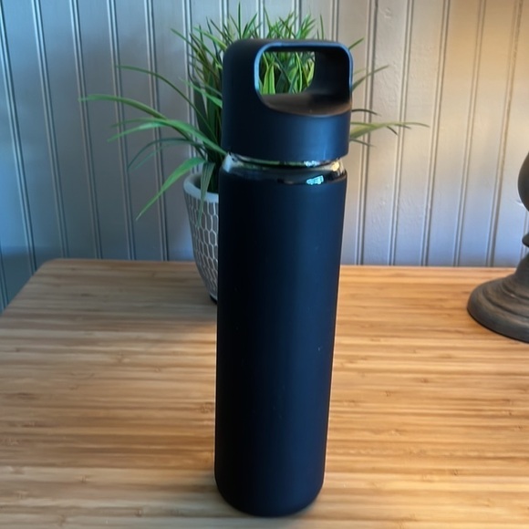 Peloton Glass Water Bottle With Rubber Sleeve - 20 oz - Picture 3 of 5